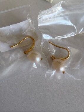 Caitlyn Minimalist Pearl Earrings